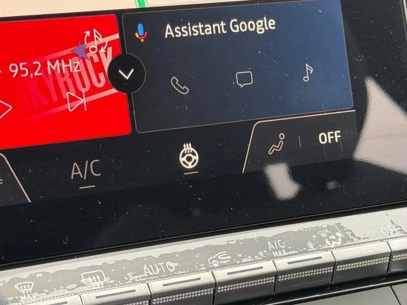 Affichage tactile intérieur du Renault Captur 2026, montrant l'écran central avec options de climatisation et assistant Google.