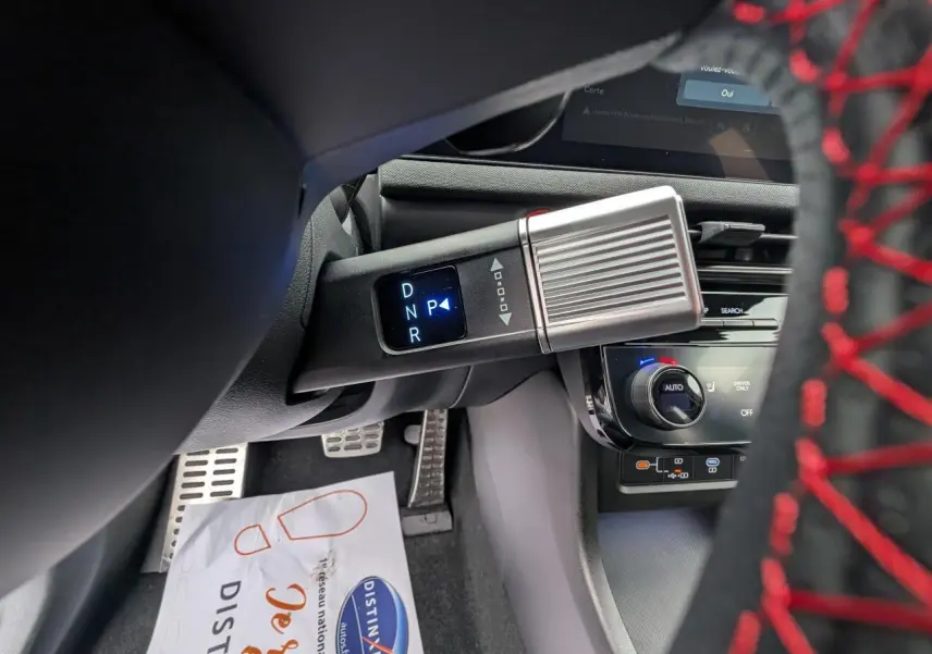 Gros plan sur la commande de boîte automatique gris métal dans l'habitacle du Hyundai Tucson N Line 2026.