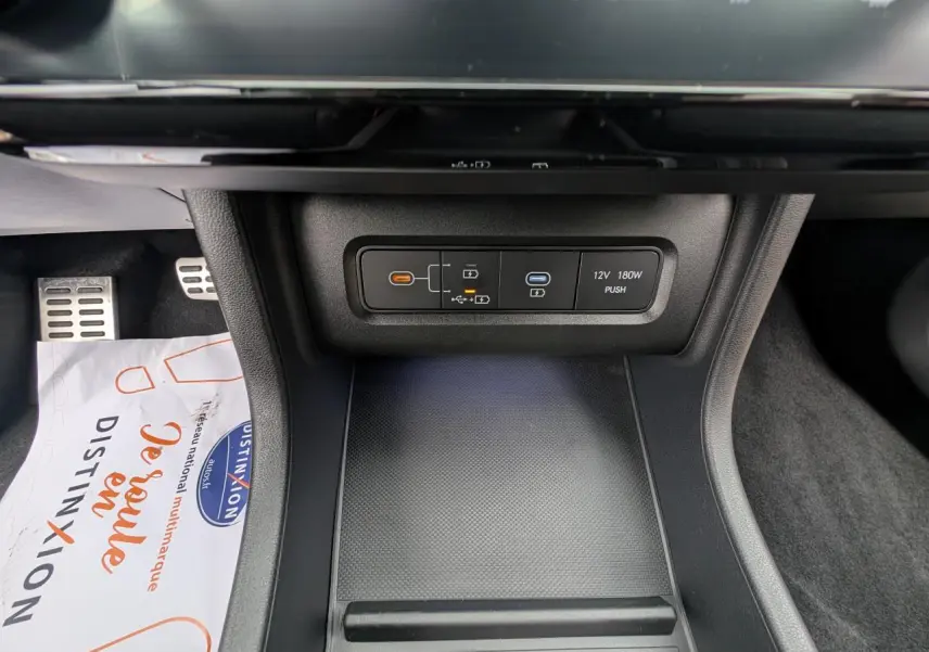 Vue rapprochée de la console centrale noire du Hyundai Tucson 2026 avec ports USB et prise 12V visibles.