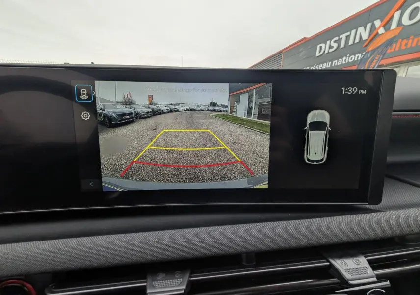 Écran intérieur montrant la caméra de recul du Hyundai Tucson gris, avec lignes de guidage actives.