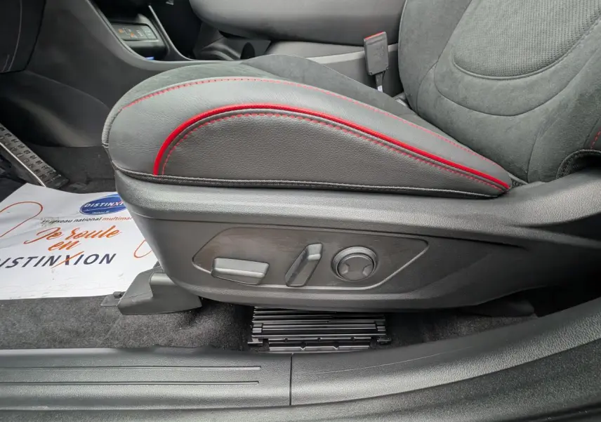 Gros plan sur le siège avant gauche en cuir noir avec surpiqûres rouges du Hyundai Tucson N Line 2026.