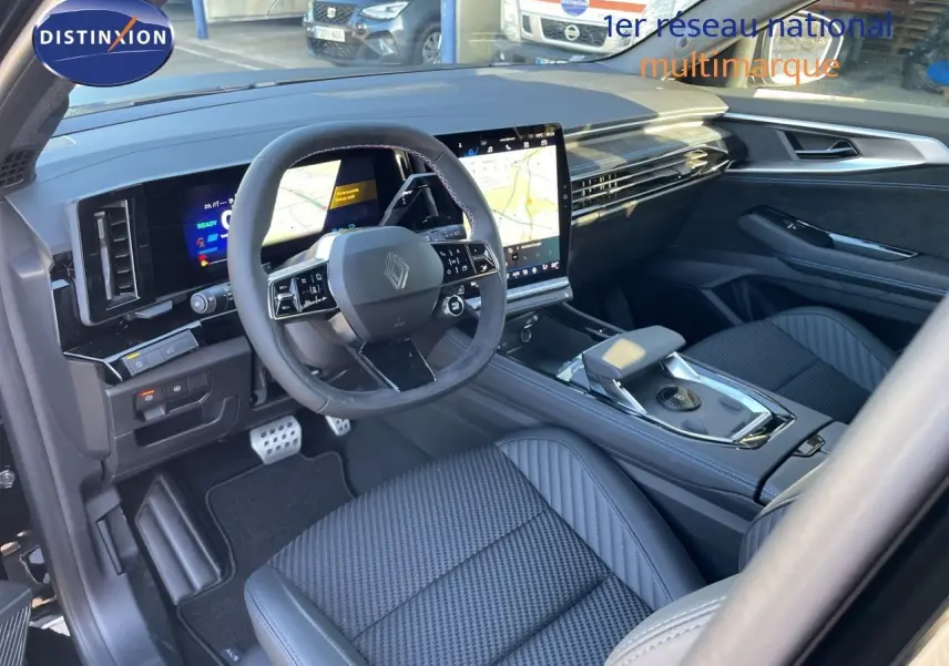 Vue intérieure côté conducteur du Renault Austral E-Tech Hybrid 2026, avec tableau de bord numérique et sellerie noire élégante.