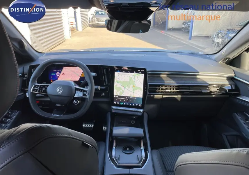 Vue intérieure avant du Renault Austral E-Tech noir étoile métal, avec tableau de bord numérique et écran tactile central.