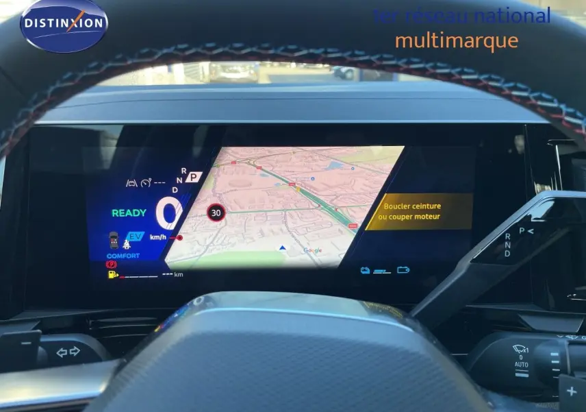 Vue intérieure du tableau de bord numérique du Renault Austral noir étoile métal 2026, affichant la navigation et l'indicateur de vitesse.
