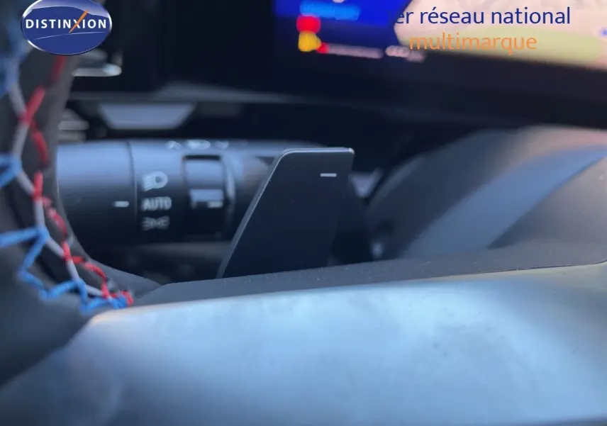 Gros plan sur la palette de changement de vitesse côté gauche du volant du Renault Austral noir étoile métal, intérieur moderne.