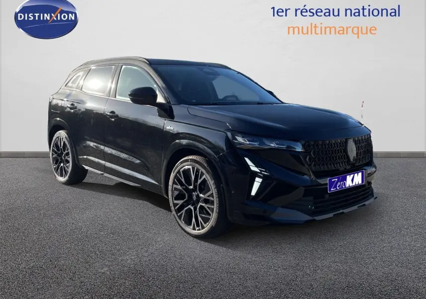 Renault Austral noir étoile métal en 3/4 avant droit, avec jantes bi-ton et calandre au design moderne.