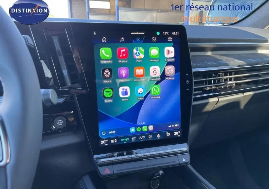 Vue intérieure centrée sur l'écran tactile vertical du tableau de bord du Renault Austral noir étoile métal, avec commandes climatisation visibles.