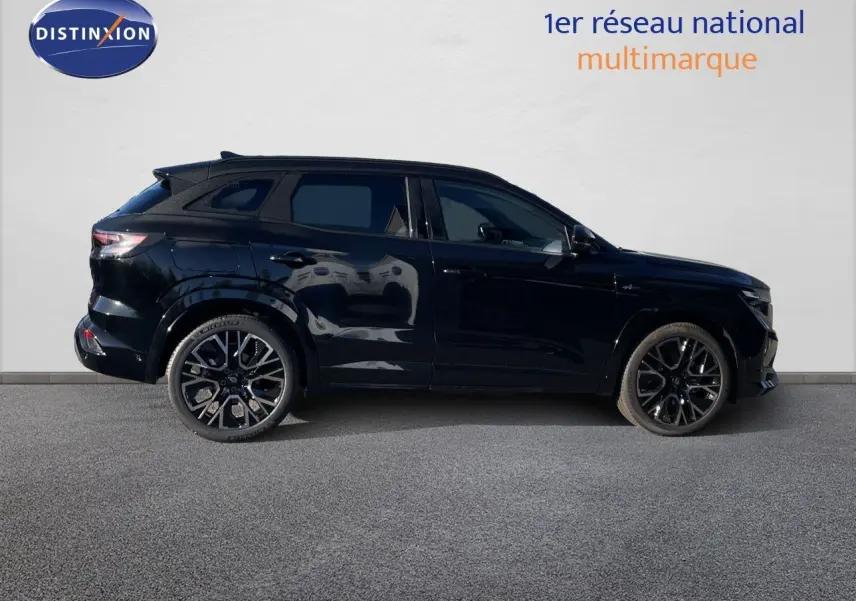Profil droit du Renault Austral E-Tech Full Hybrid 200 noir étoile métal, avec jantes alliage et lignes dynamiques.