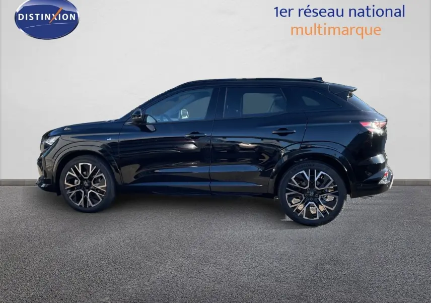 Profil droit d'un Renault Austral E-Tech Full Hybrid 200 Esprit Alpine noir étoile métal avec jantes alliage bicolores.