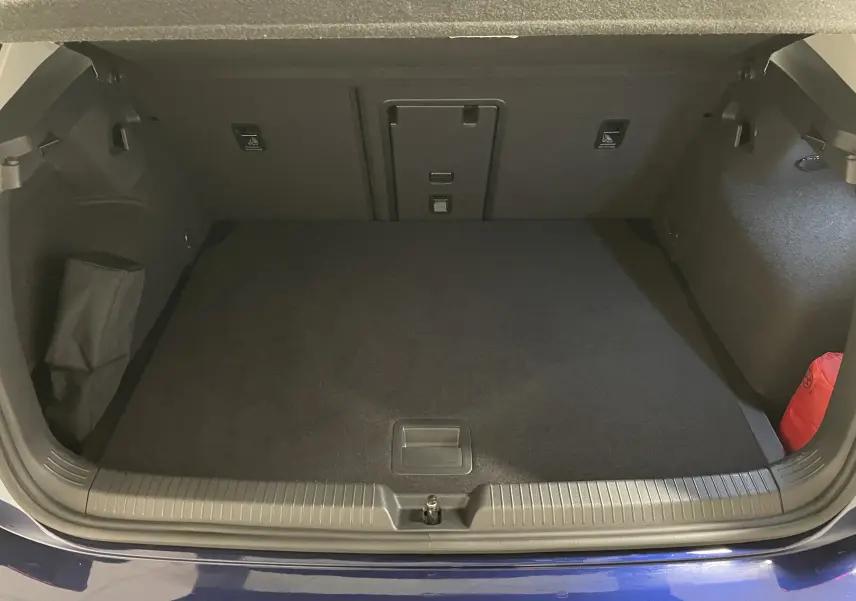 Coffre ouvert d'une Volkswagen Golf 1.0 TSI 110 DSG7 Life Plus 2023 en bleu Atlantique, espace de chargement vide et propre.