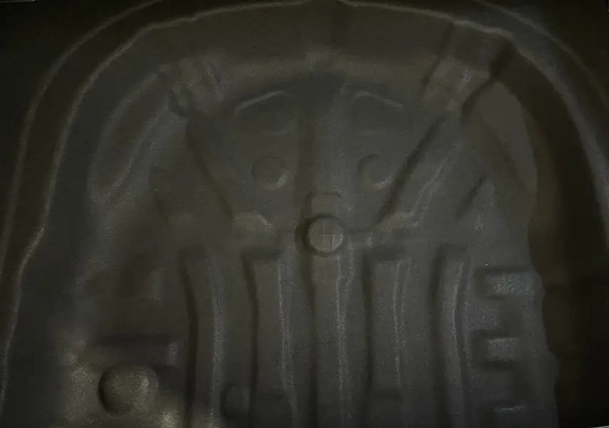 Gros plan sur la roue de secours dans le coffre d'une Volkswagen Golf 1.0 TSI 110 DSG7 Life Plus bleu Atlantique 2023.