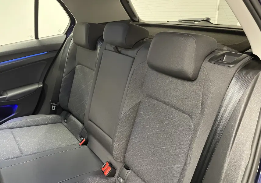 Vue intérieure des sièges arrière gris foncé de la Volkswagen Golf 1.0 TSI 110 DSG7 Life Plus 2023 en Bleu Atlantique.