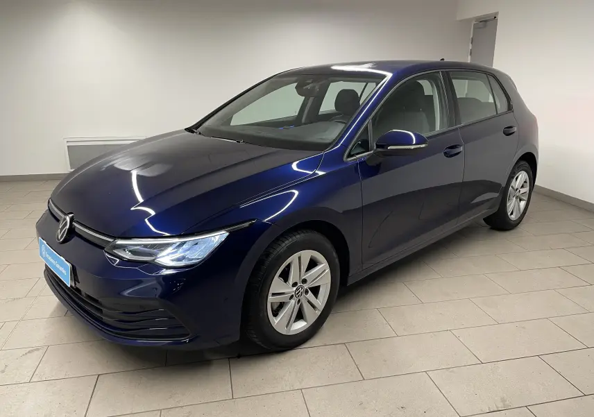 Volkswagen Golf 1.0 TSI 110 DSG7 Life Plus bleu Atlantique vue 3/4 avant en intérieur, peinture métallisée brillante.
