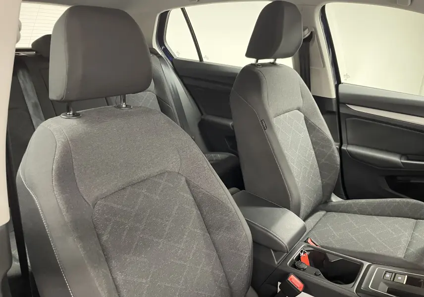 Vue intérieure des sièges avant en tissu gris avec coutures contrastées de la Volkswagen Golf 2023 côté droit.