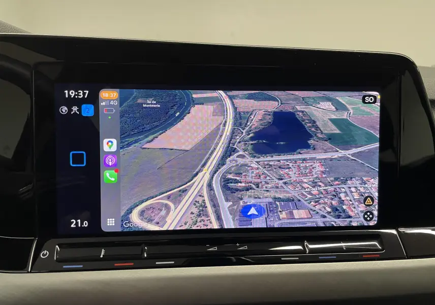 Écran tactile central de la Volkswagen Golf 2023 affichant la navigation avec vue satellite détaillée.