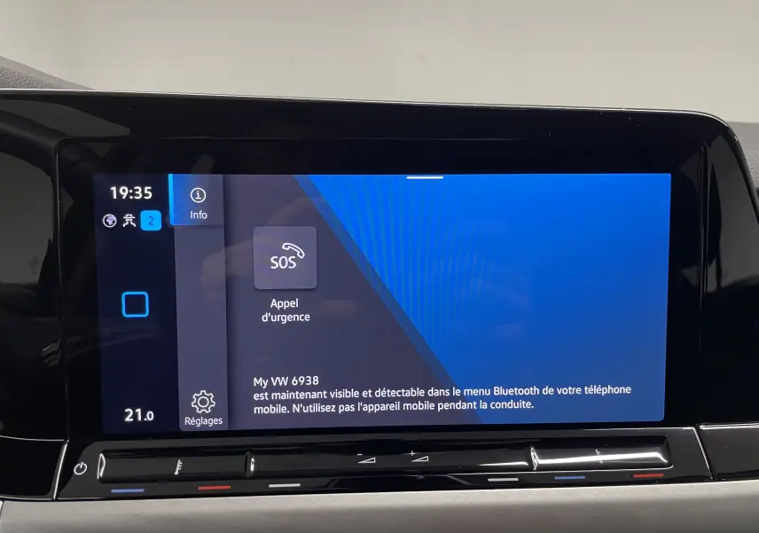 Écran tactile central de la Volkswagen Golf 2023 affichant le menu d'appel d'urgence et les réglages Bluetooth.