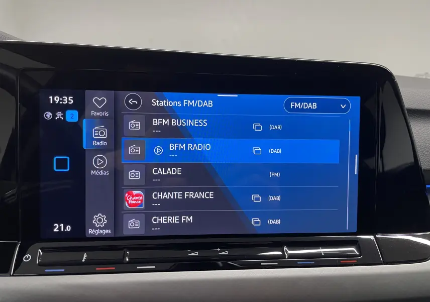 Écran tactile central de la Volkswagen Golf 1.0 TSI 110 DSG7 Life Plus 2023 affichant les stations radio FM/DAB.