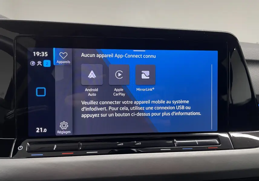 Écran tactile central du Volkswagen Golf 1.0 TSI 110 DSG7 Life Plus 2023 affichant les options Android Auto, Apple CarPlay et MirrorLink.