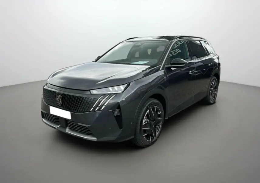 Peugeot 5008 Hybrid 145 gris titane avec toit noir, vue 3/4 avant mettant en valeur les phares LED et jantes 19 pouces.