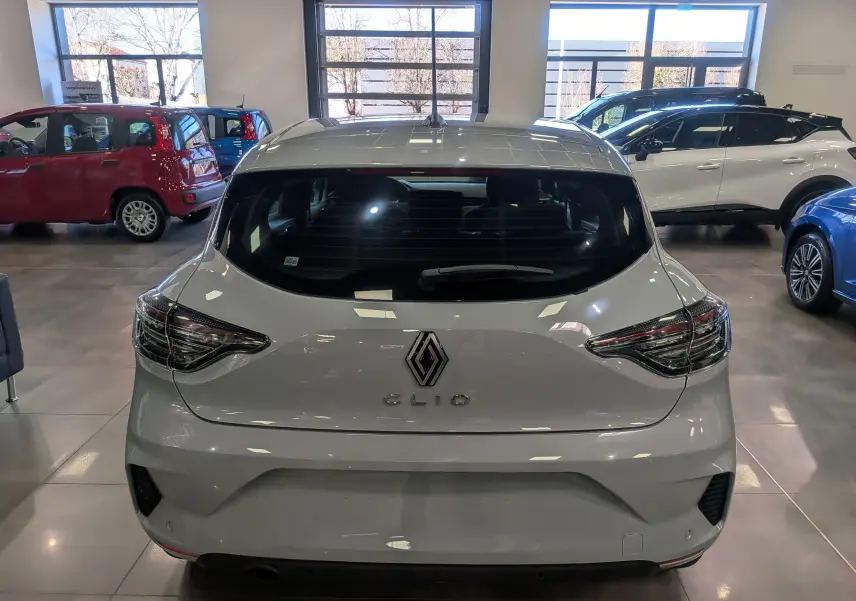 Vue arrière d'une Renault Clio V gris Rafale 2025, mettant en valeur ses feux arrière LED et son logo central.
