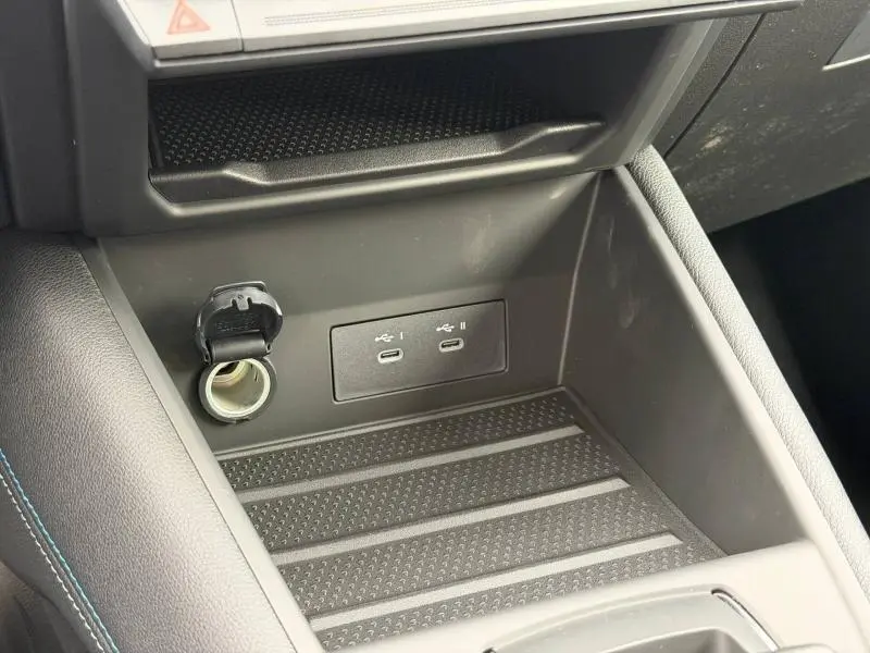 Gros plan sur la console centrale noire du Renault Captur 2026, montrant deux ports USB-C et une prise 12V ouverte.