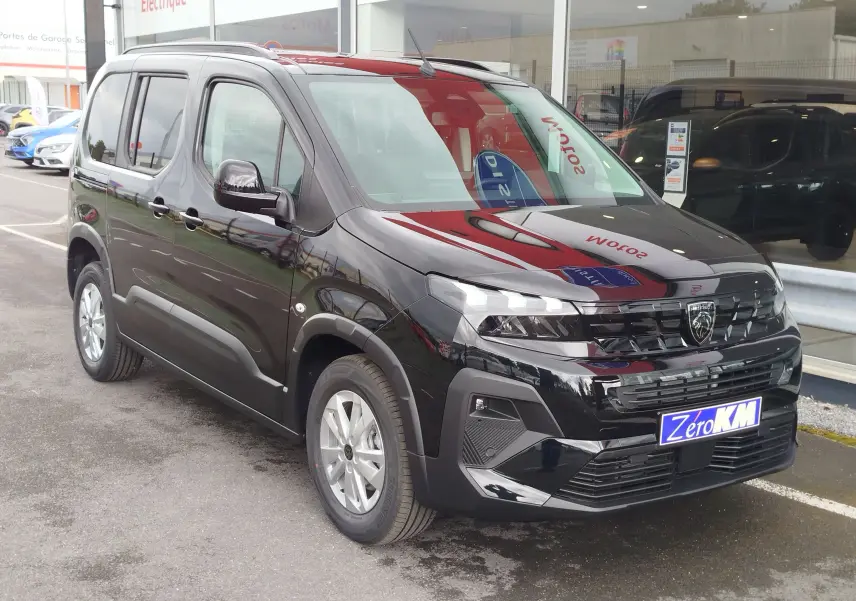 Peugeot Rifter noir Perla Nera vue 3/4 avant droit, avec calandre distinctive et jantes argentées en concession.