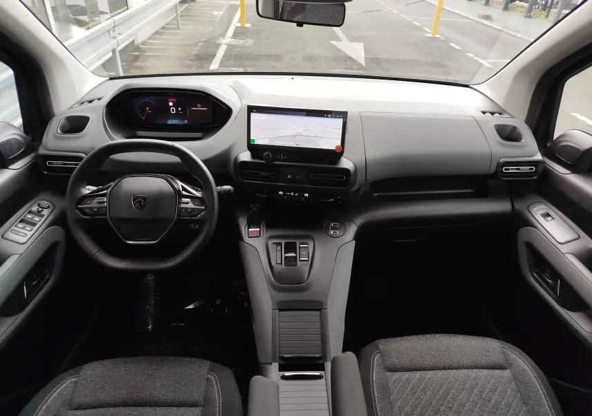 Vue intérieure avant du Peugeot Rifter 1.5 BlueHDi 130ch 2026, tableau de bord moderne avec écran tactile et volant multifonction.