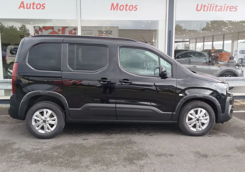 Vue latérale droite d'un Peugeot Rifter 1.5 BlueHDi 130ch noir Perla Nera, avec jantes alliage et vitres teintées.