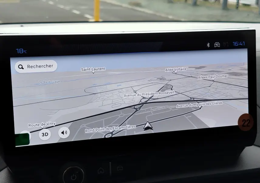 Écran tactile du système de navigation du Peugeot Rifter noir, affichant une carte en 3D avec itinéraire et points de repère.