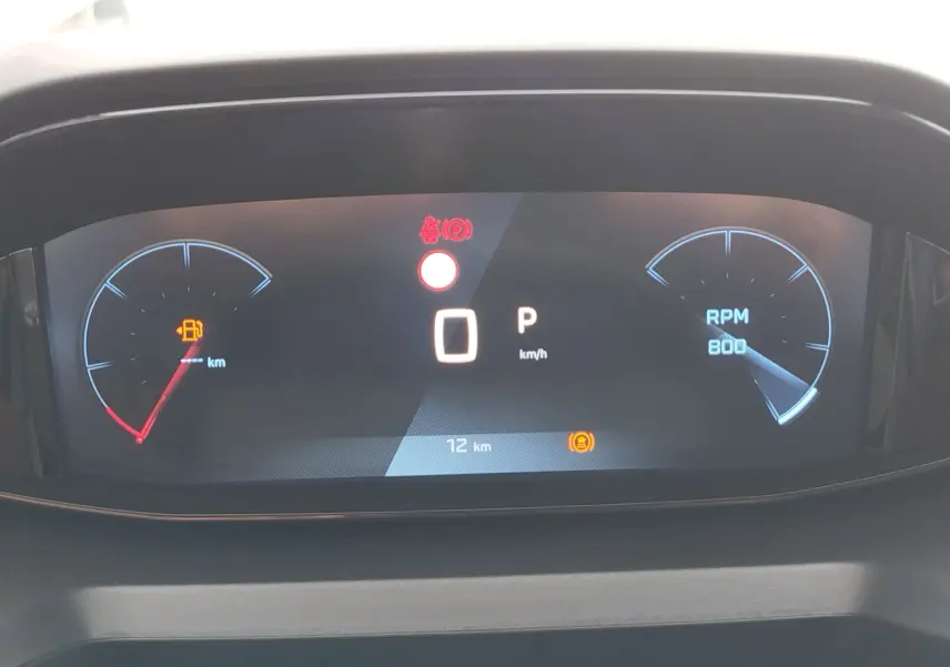Tableau de bord numérique du Peugeot Rifter 2026, affichant la vitesse à 0 km/h et le régime moteur à 800 RPM.