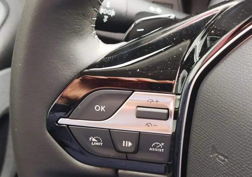 Détail du côté gauche du volant noir du Peugeot Rifter 2026, boutons de commande du régulateur et limiteur de vitesse.