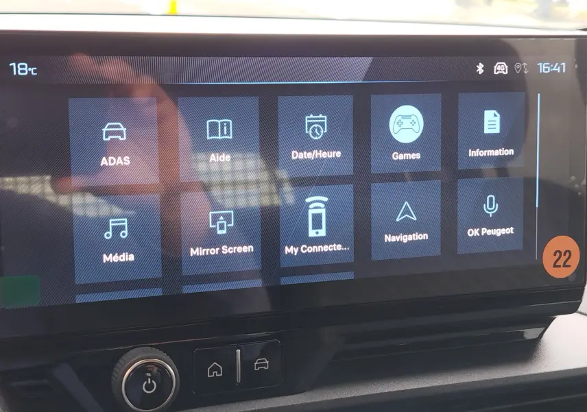 Écran tactile central du Peugeot Rifter 2026 affichant les options multimédia et connectivité, intérieur noir.
