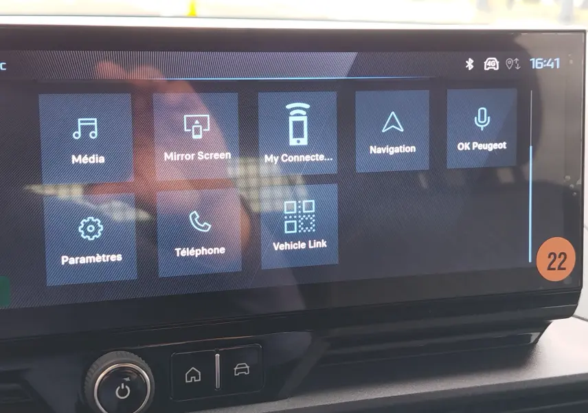 Écran tactile central du Peugeot Rifter 2026 affichant les options multimédia et navigation, vue intérieure frontale.