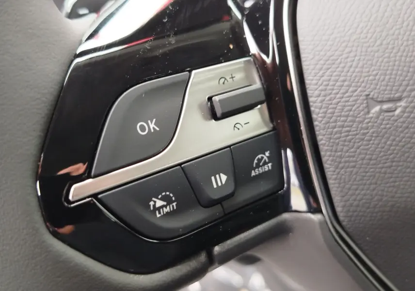 Gros plan sur les commandes de régulateur de vitesse au volant noir du Peugeot Rifter 2026.
