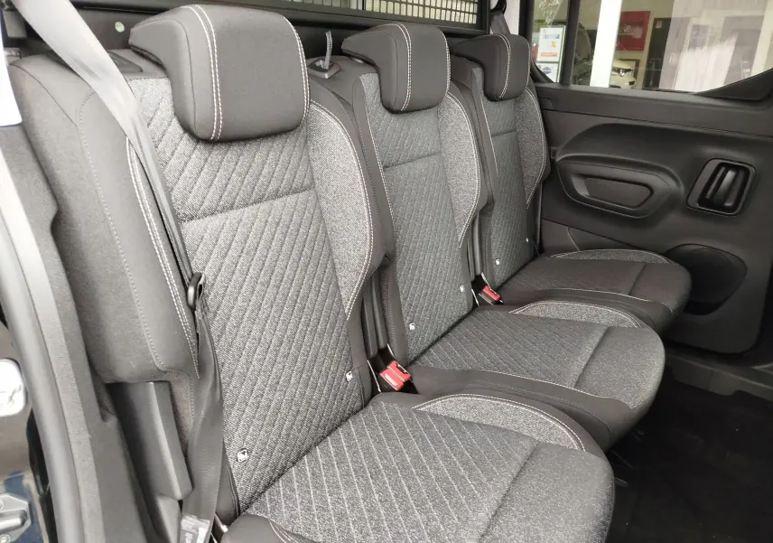 Vue latérale intérieure montrant la banquette arrière grise du Peugeot Rifter 1.5 BlueHDi 130ch 2026.