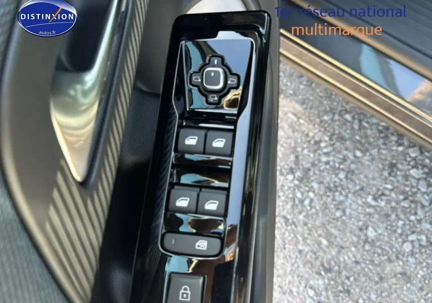 Gros plan sur les commandes de lève-vitres et rétroviseurs côté conducteur du Citroën C5 Aircross gris platinium 2026.