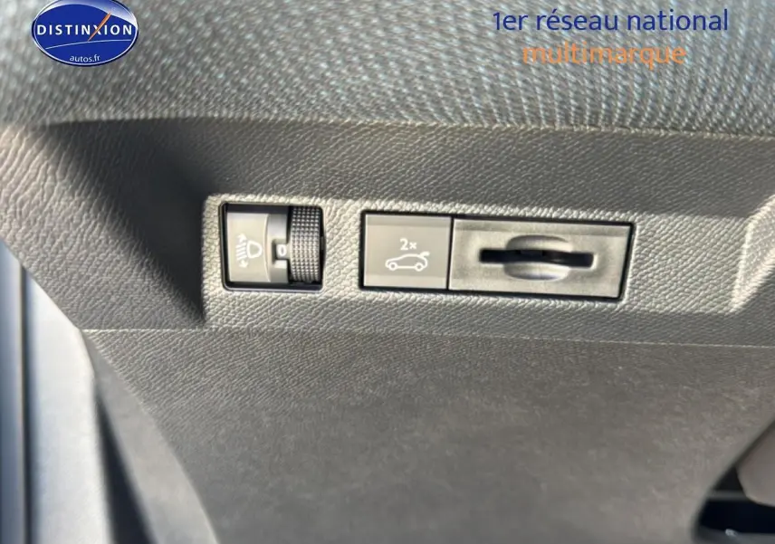 Détail intérieur montrant les commandes d'ouverture du coffre et réglage des phares du Citroën C5 Aircross gris platinium.