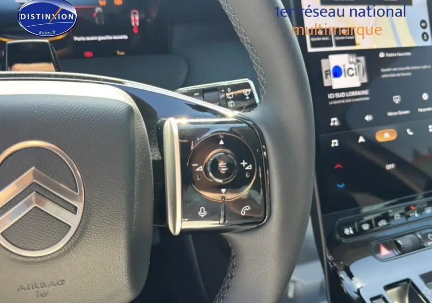 Gros plan sur le volant multifonction noir et le tableau de bord numérique du Citroën C5 Aircross gris platinium 2026.