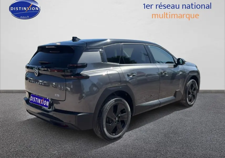 Vue 3/4 arrière droite du Citroën C5 Aircross gris platinium avec toit noir et jantes alliage noires.