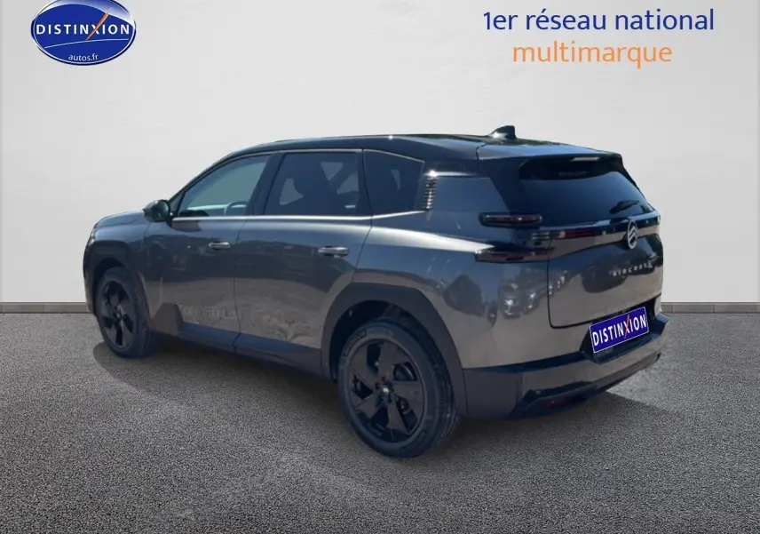 Vue 3/4 arrière droite du Citroën C5 Aircross gris platinium avec toit noir et jantes alliage noires.