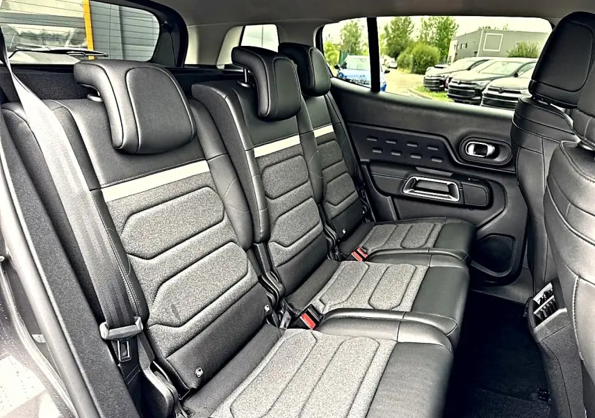 Vue intérieure côté droit sur la 2e rangée de sièges individuels gris et tissu effet cuir du Citroën C5 Aircross 2025.