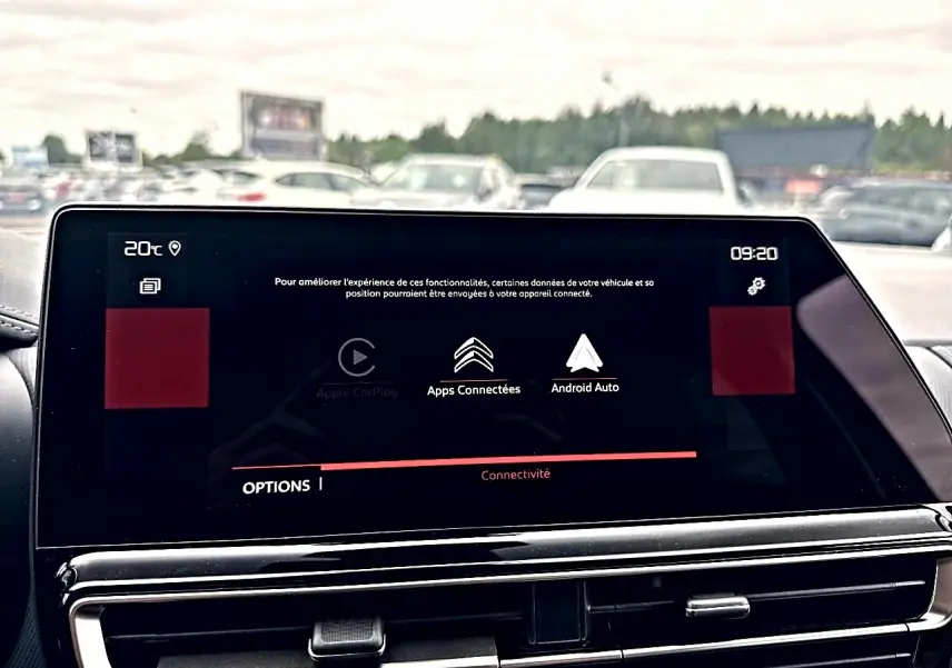 Écran tactile central du tableau de bord du Citroën C5 Aircross 2025 affichant les options Android Auto et Apps Connectées.