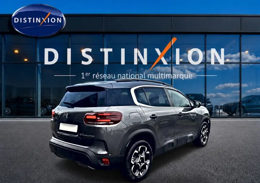 Citroën C5 Aircross gris platinium en 3/4 arrière droit, avec jantes alu et feux arrière LED visibles.