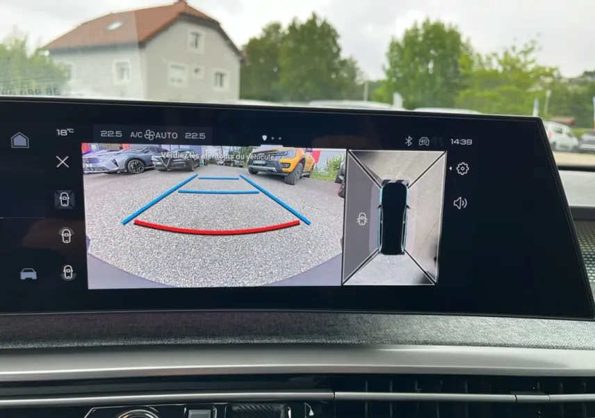 Écran central affichant la caméra 360° du Peugeot 5008 hybride, vue arrière et vue aérienne du véhicule gris titane.
