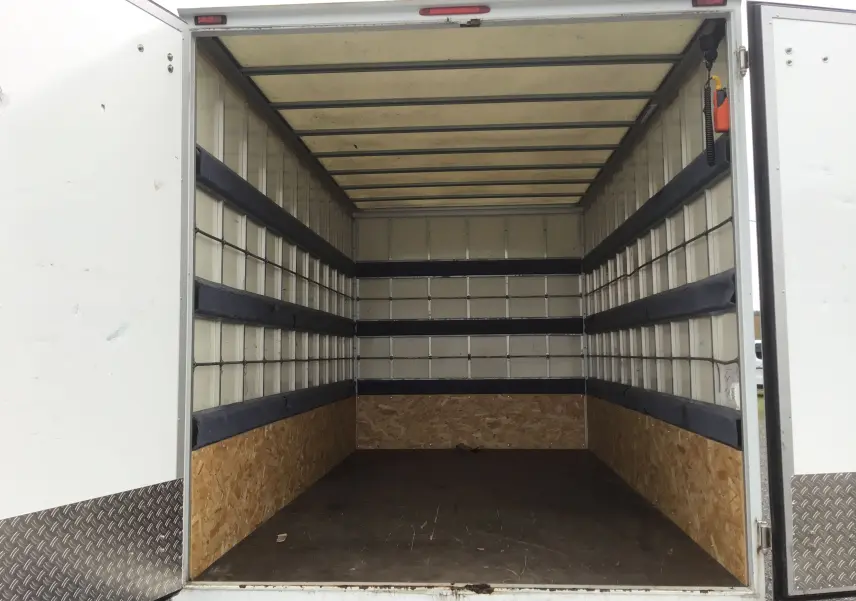 Vue arrière de la caisse blanche ouverte d’un Opel Movano Chassis Cabine L3H1 2020 avec hayon électrique et intérieur vide.