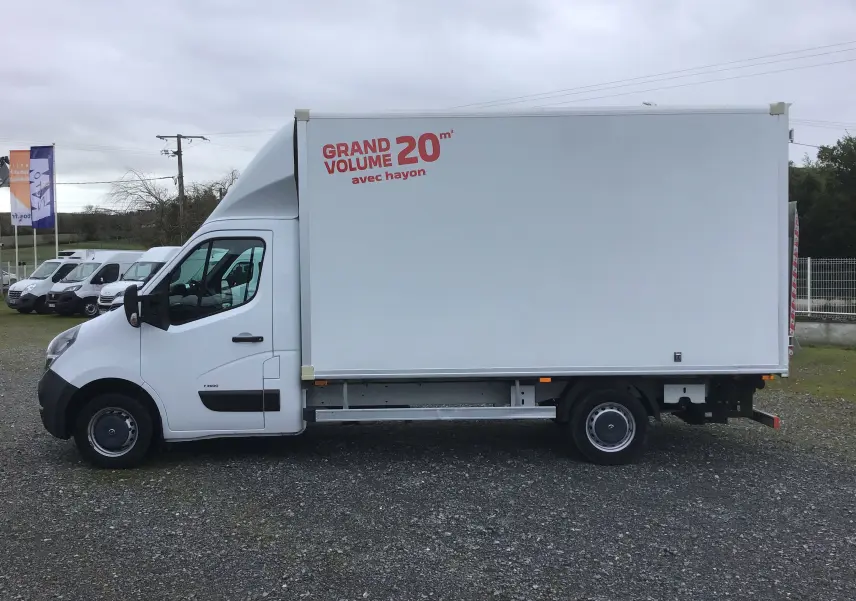 Vue de profil côté gauche d’un Opel Movano blanc avec grande caisse 20m³ et hayon électrique visible à l’arrière.