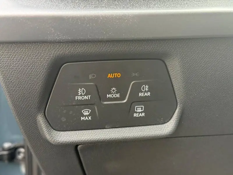 Panneau de commandes d'éclairage intérieur noir avec mode automatique allumé dans une CUPRA Formentor bleu.