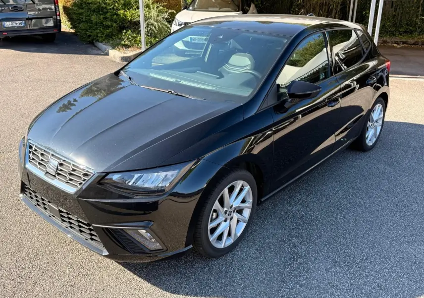 SEAT Ibiza 1.0 TSI 95 FR noire vue en 3/4 avant droit, avec jantes argentées et phares LED distinctifs.