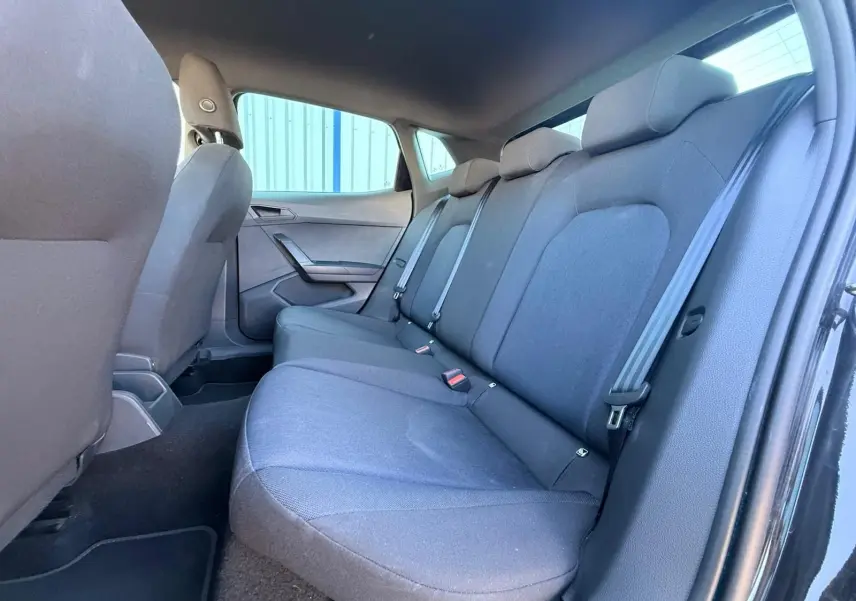 Vue intérieure côté droit sur la banquette arrière noire du SEAT Ibiza 1.0 TSI 95 FR avec ceinture de sécurité visible.