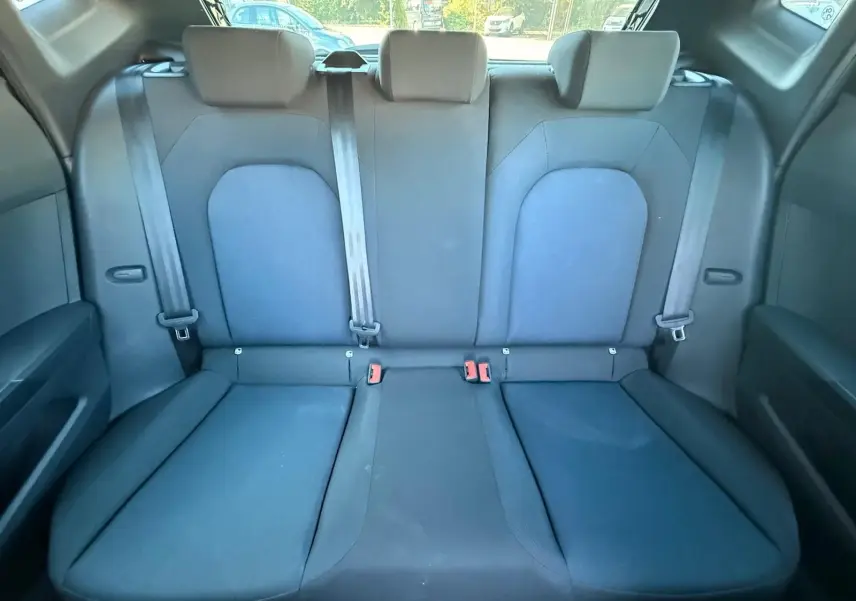 Vue arrière intérieure montrant la banquette noire trois places du SEAT Ibiza 2025 avec ceintures et appuie-têtes.